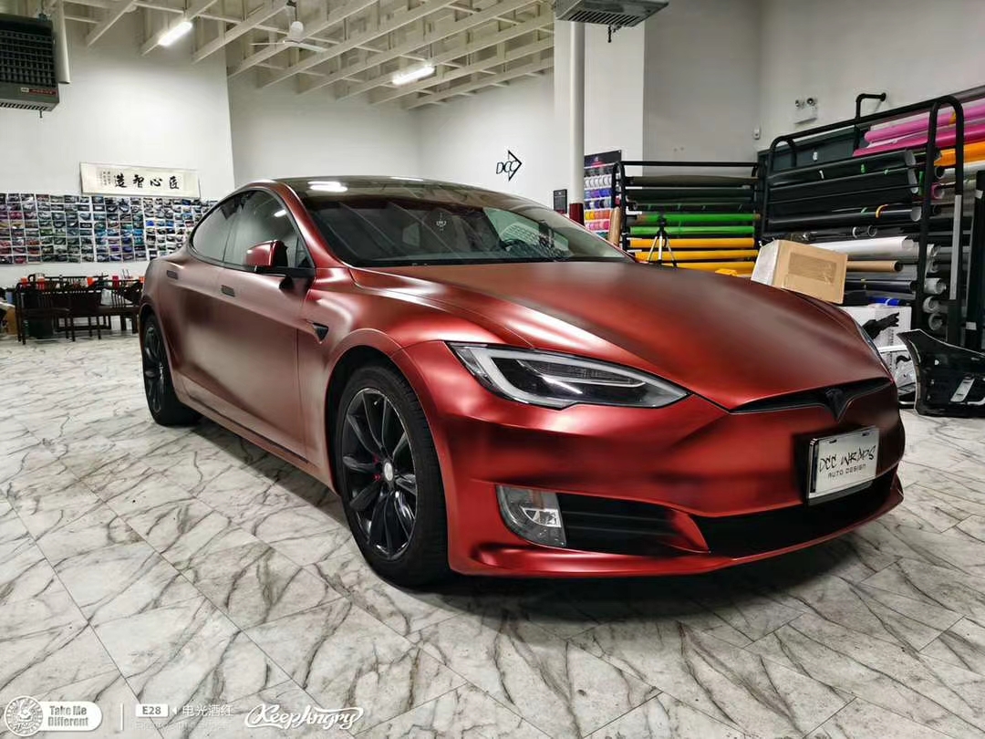 女神心中醉美的颜色特斯拉tmd潮牌电光酒红改色膜