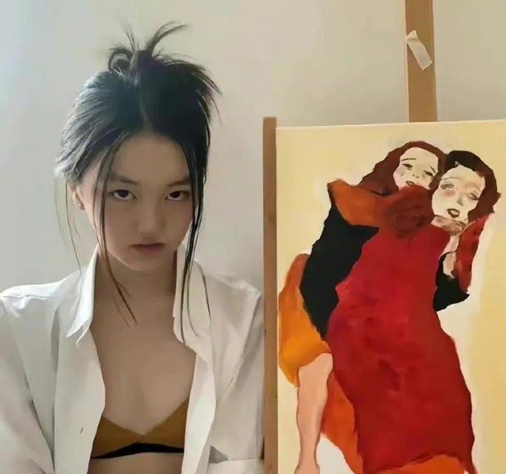 李嫣晒母女同框油画，眼神无畏且霸气，穿搭时尚，疑似回应争议封面图