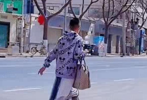 网友 湖南的年轻男子穿裙子，高跟鞋逛街，一边走一边扭，引人围观