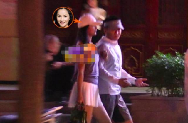 瞿颖扮 48岁瞿颖扮高中生和男友出街，霸道搂肩一秒变女汉子