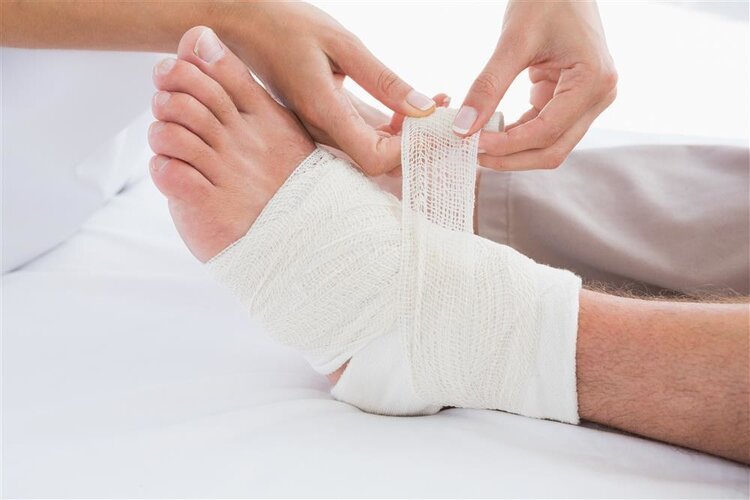 部分患者在崴脚后会出现肿胀的症状,这时候要冰敷来缓解,一般冰敷20