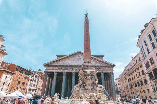 意大利最大的城市，保留着罗马帝国时期的建筑，被称为天使设计