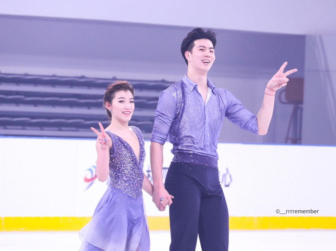 原创偶遇花滑柳鑫宇王诗玥出游合影动作引围观像情侣一样好甜啊