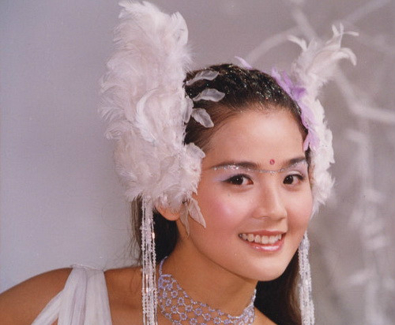 发型|同样头插羽毛，蔡卓妍灵动、周迅美成经典，杨幂“晴雯”太辣眼！