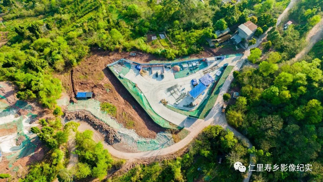 两山一河艳阳仙飞泉山观景平台和金马河景观走进建设中的仁寿县翳嘶山