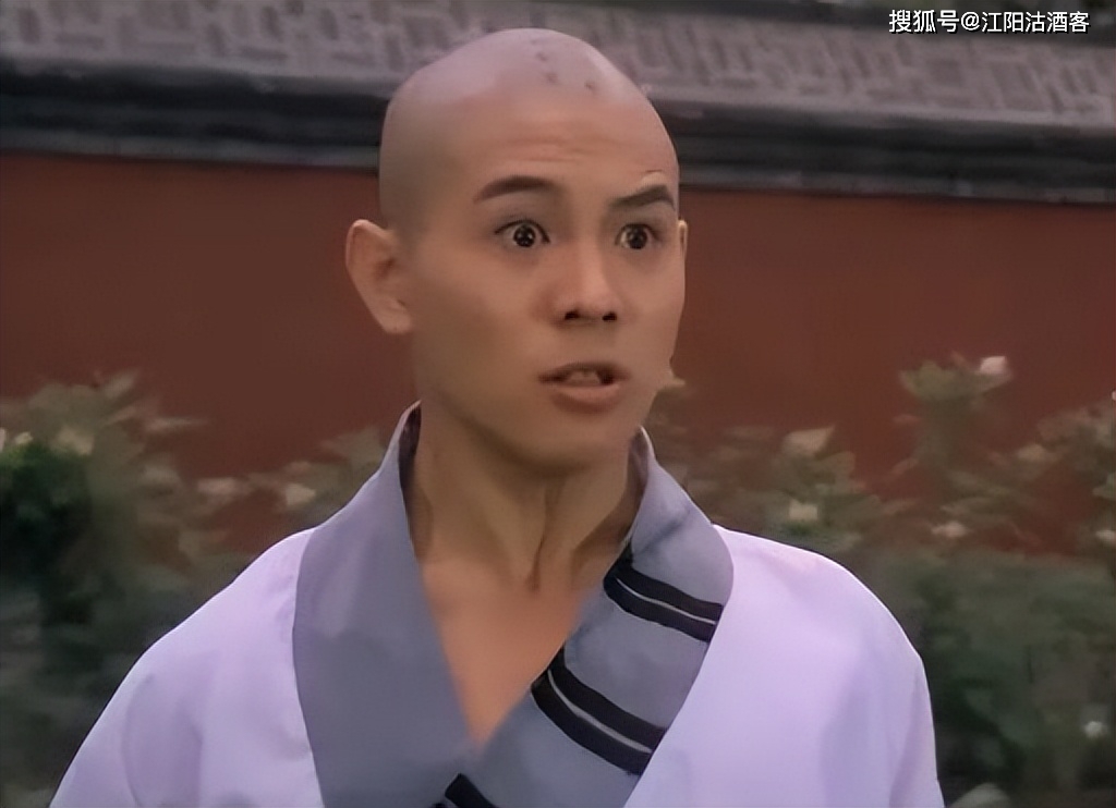 首先我们能找到当年一些报纸,李连杰用树打千层纸时候,把一个千年古