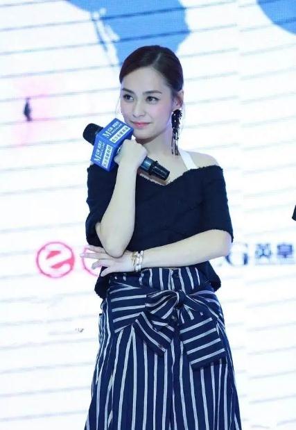 条纹 38岁阿娇的“仙气”去哪了？婚后衰老真快，近照穿西装一脸憔悴