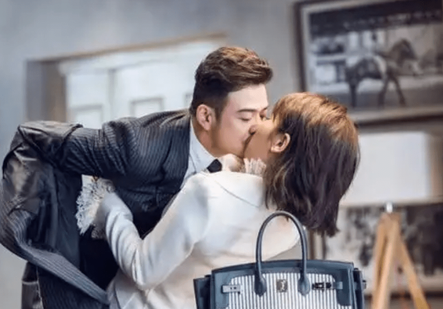 刘涛杨烁当众拥抱,纯友谊还是早已两情相悦?