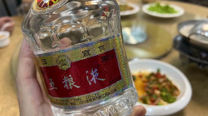 动能智库·酒肆街品牌管理(深圳)有限公司团队一行五人喝着五粮液,品