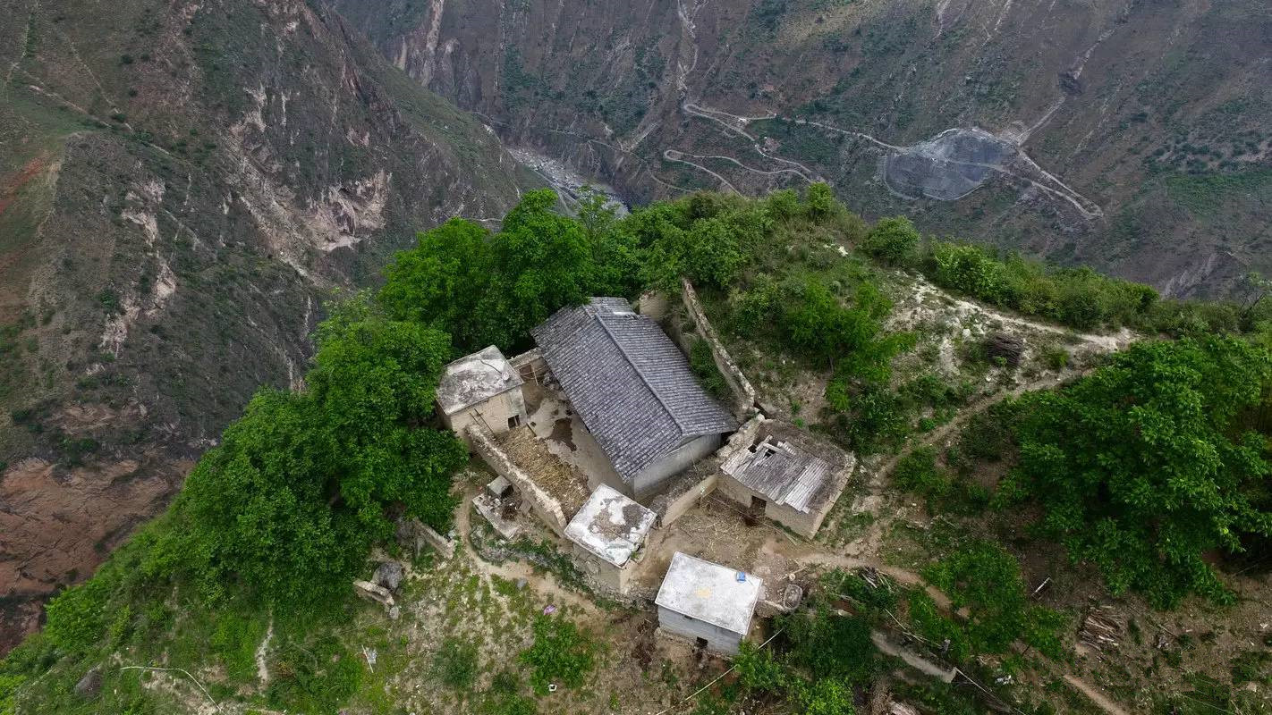 村民用1500根钢管建天梯,这是唯一的出路_悬崖_村子_的发展