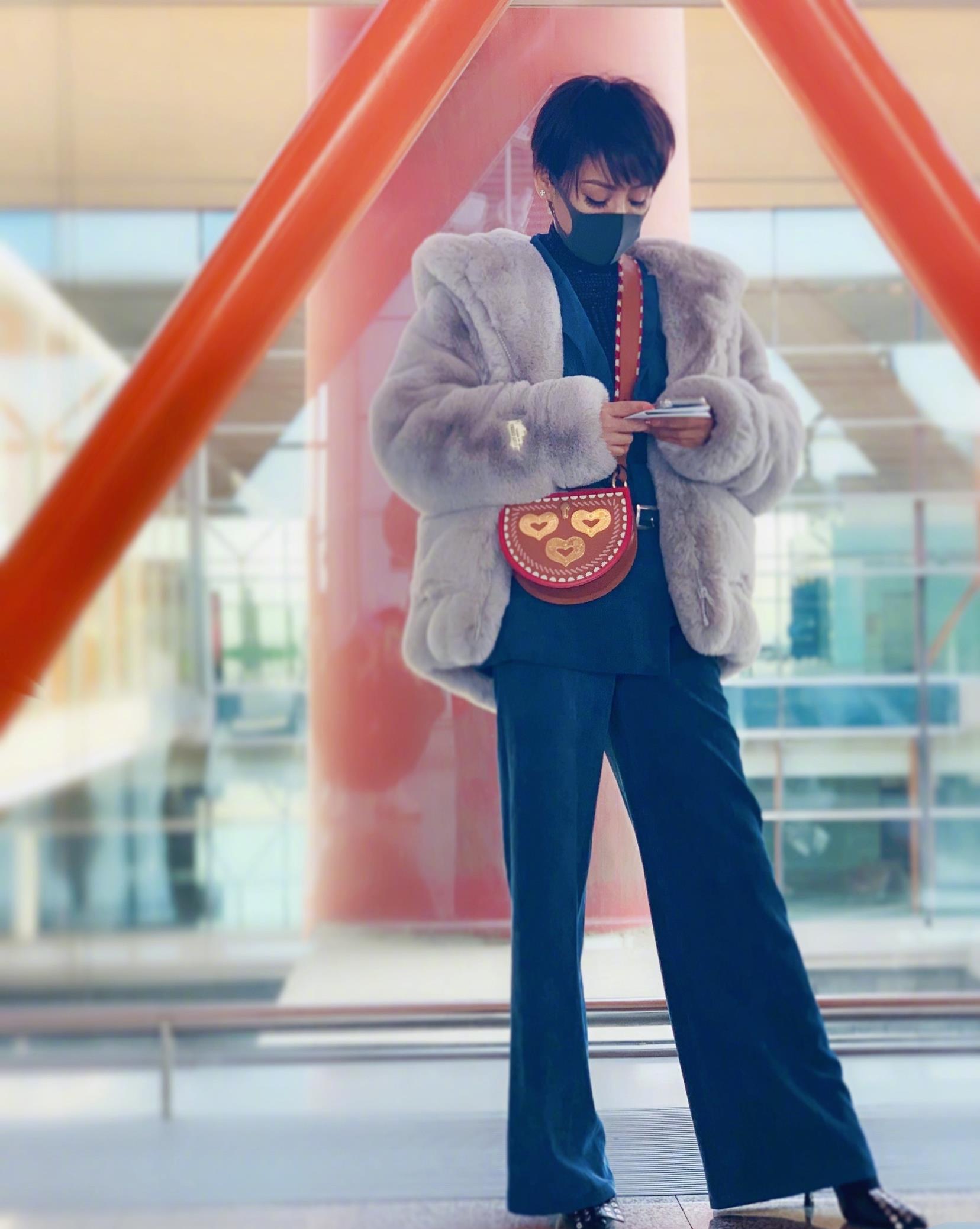 藏蓝色 47岁宁静晒美照，头戴芍药花配玫红色上衣，艳丽造型十分吸睛