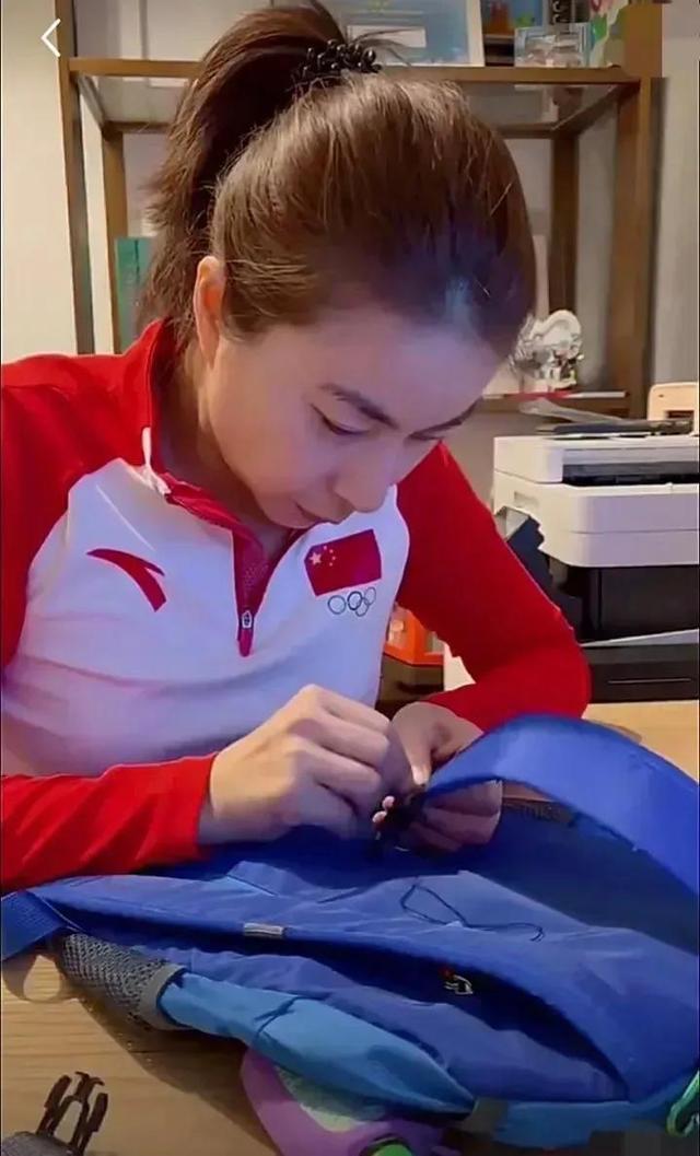 郭晶晶的居家日常炒菜做饭缝书包老公晒妻子也晒大豪宅