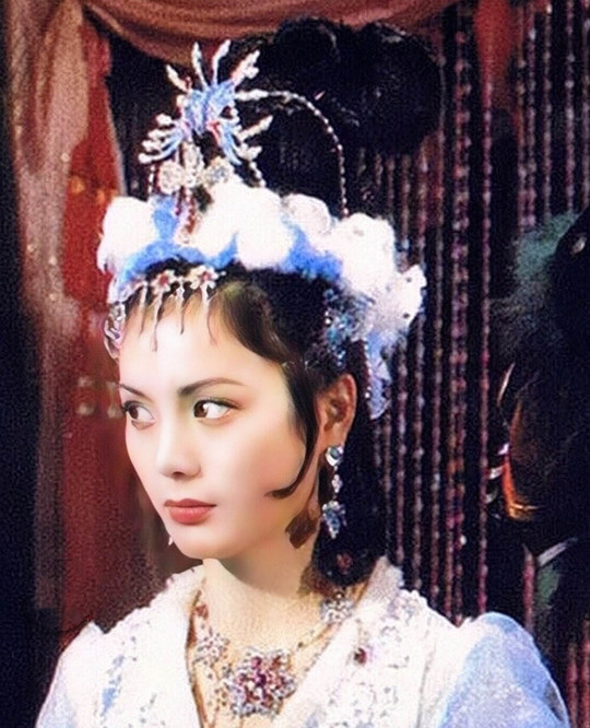 发型|同样头插羽毛，蔡卓妍灵动、周迅美成经典，杨幂“晴雯”太辣眼！