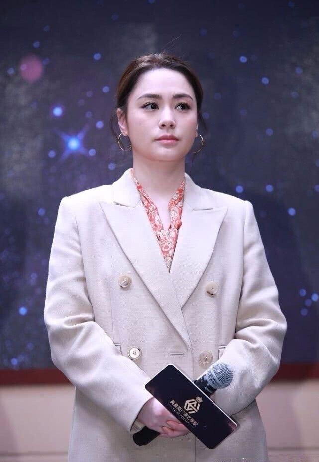 条纹 38岁阿娇的“仙气”去哪了？婚后衰老真快，近照穿西装一脸憔悴