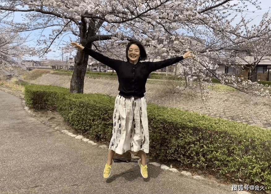 老戏骨顾艳街头玩耍穿裙子蹦跳太兴奋嫁日本老公生活滋润