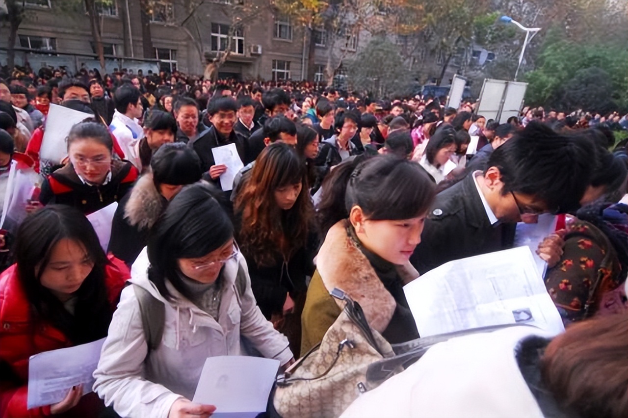 大学毕业生增多,许多大学生面临的都是"毕业即失业"的局面,而公务员