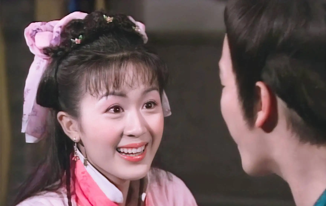 发型|同样头插羽毛，蔡卓妍灵动、周迅美成经典，杨幂“晴雯”太辣眼！