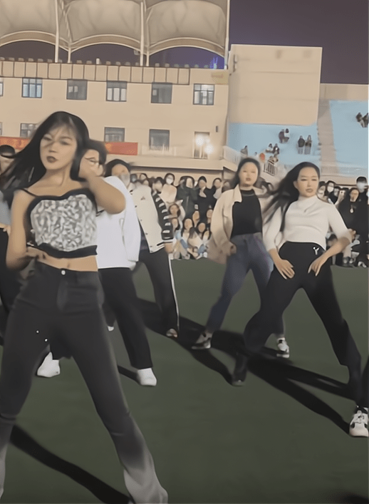 原创美女大学生在操场热舞引众人围观没想到评论区却变了味
