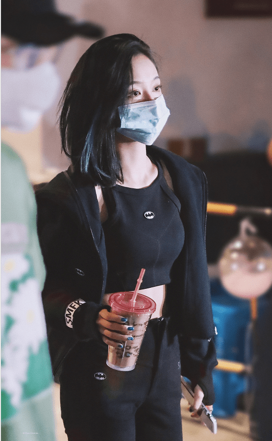 原创吴宣仪身穿黑色吊带露脐装自拍黑色短发又a又飒马甲线格外抢