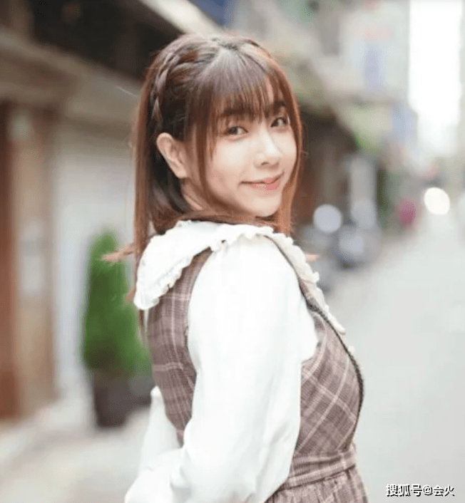 原创第一成人网红吴梦梦自曝身世内心十分缺爱日赚两万获父母支持