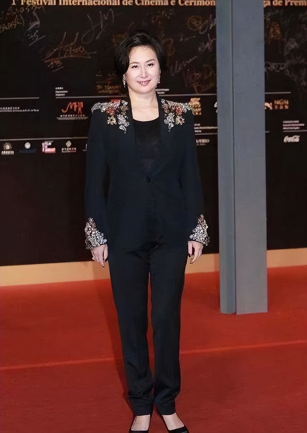 何超琼不愧是赌王接班人穿小香风套裙大气端庄素颜难掩气质