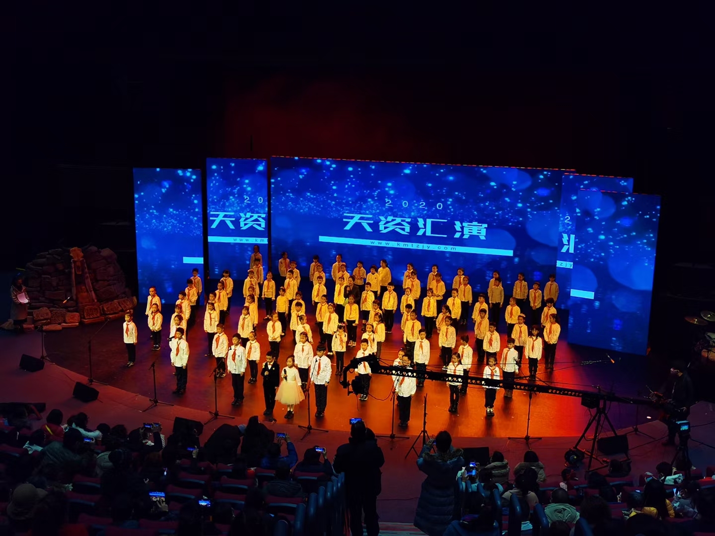 昆明小主持人校园晚会节目盛大开展