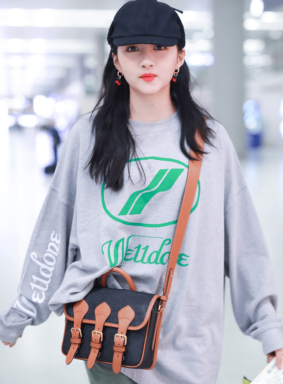 大冬天,关晓彤身穿单薄宽松卫衣配破洞裤,不惧寒冷清纯时尚!