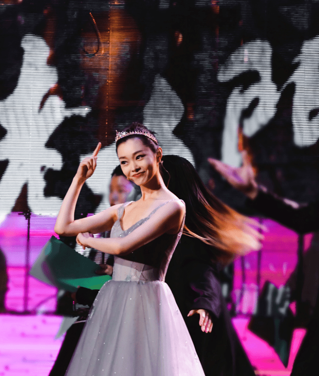 原创余庆年里的人气女神宋轶一袭绿色长裙亮相盛典红毯清新可人