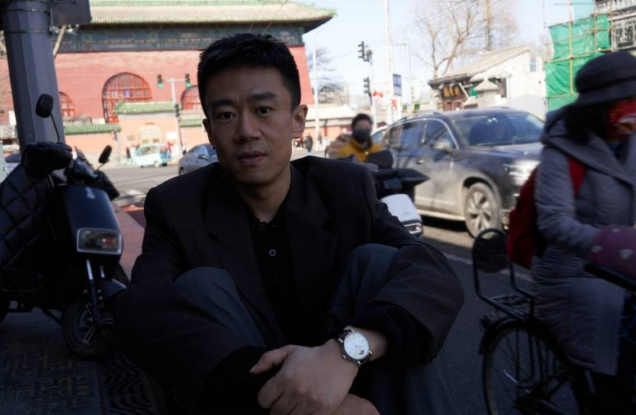 李亘邱天踏春封面大片执风筝漫游老城氛围十足