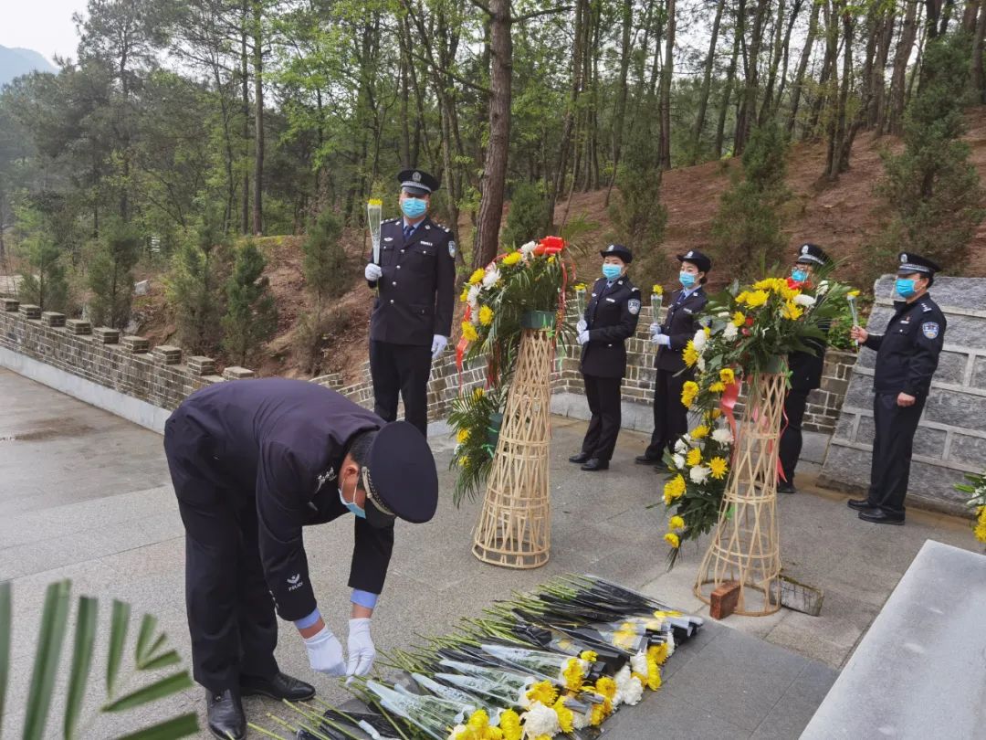 带领局直单位民辅警代表20人到伏山乡赵崇德广场开展清明节祭扫活动