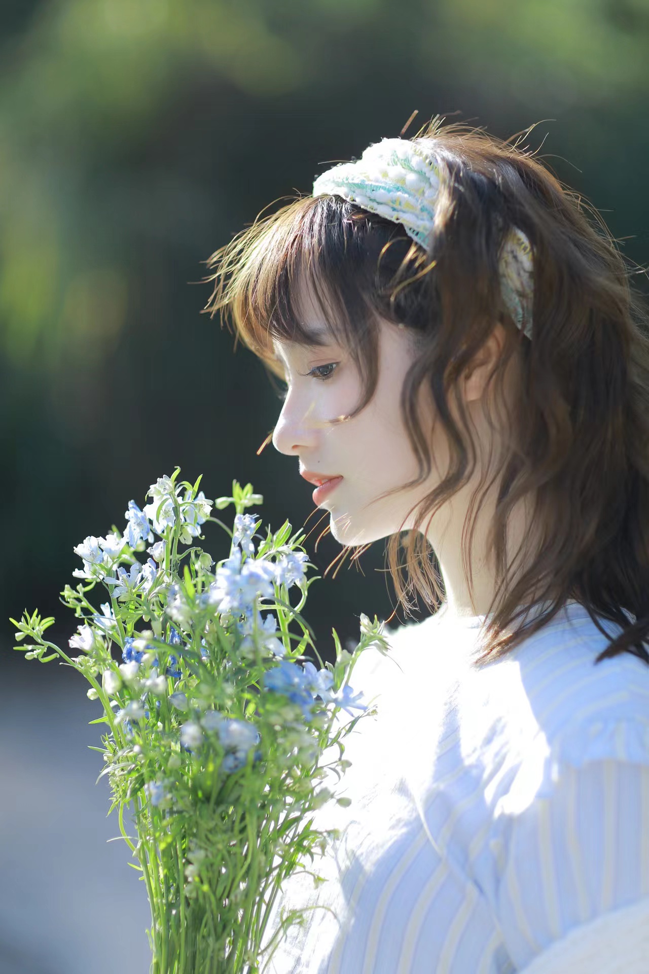 总结:拍好半身照,无非是从背景,构图,姿势,角度,表情等方面多加构思