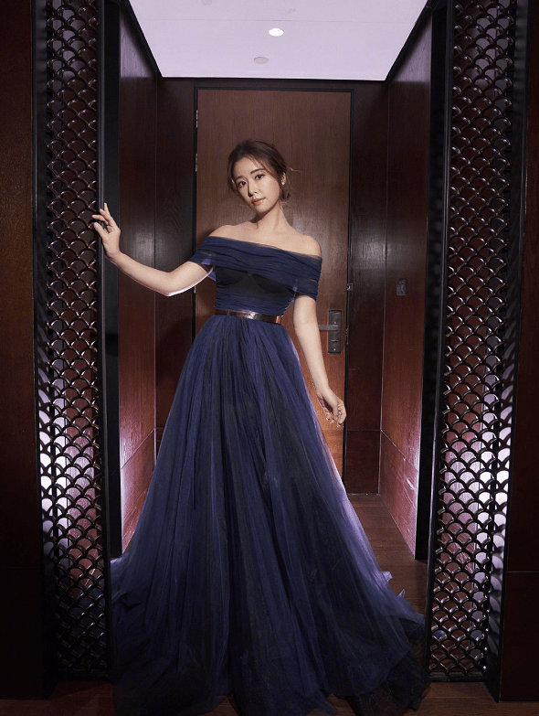 原创林心如身穿蓝色礼服长裙搭金色腰带温柔大气端庄又优雅