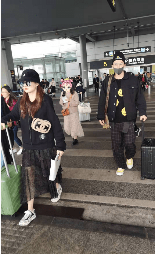 原创徐璐张铭恩一起现身机场撒糖这对小情侣男友帅酷女友酷美