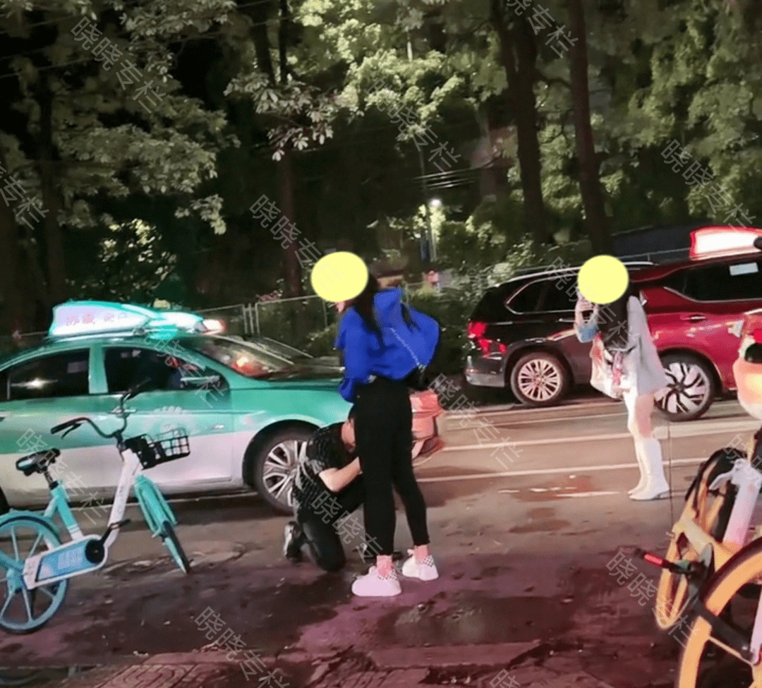 一对情侣在街头吵架男子卑微地跪在女子面前求求你原谅我好吗