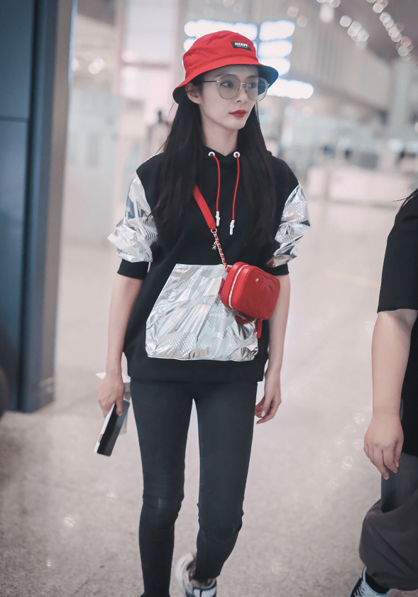 傅菁穿拼接卫衣搭配牛仔裤一副小清新的打扮非常亮眼