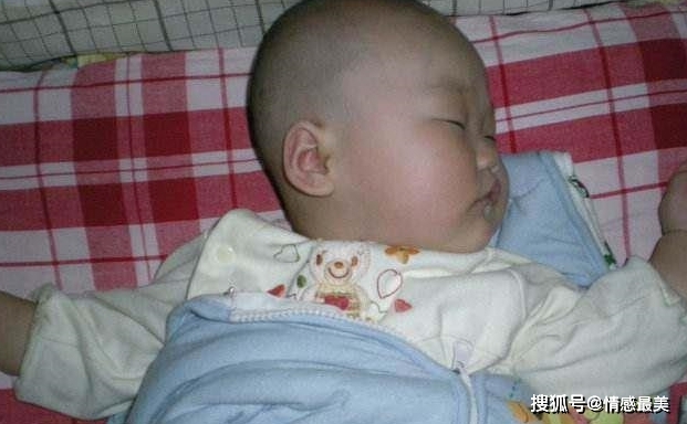 宝宝睡觉如果有这几个动作，可能提示正在生病，爸妈别不重视！