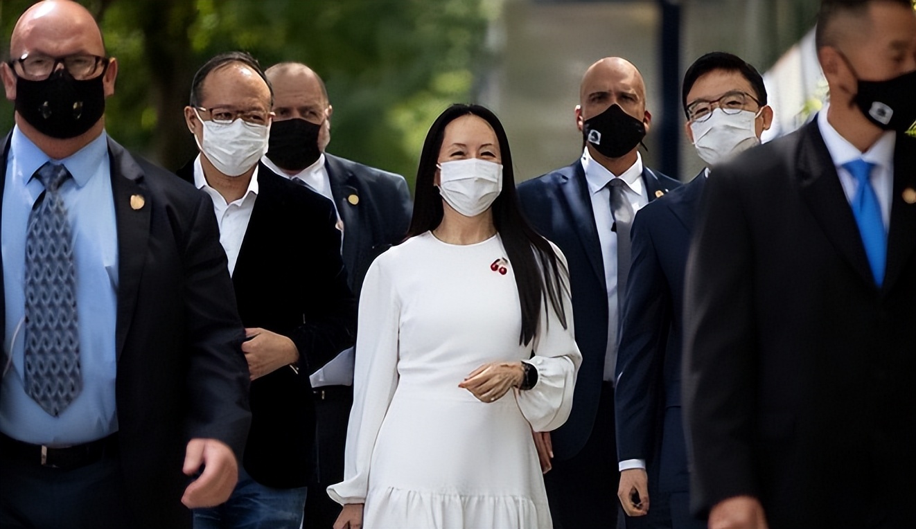 孟晚舟胸口佩戴五星红旗胸针，孟晚舟佩戴蝴蝶胸针图