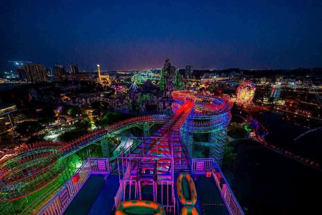 融创乐园高空漂流天空之镜360玻璃观景台蓝天白云触手可及