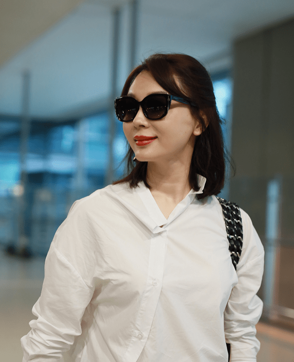 原创陈数穿白色衬衣打扮时尚精致现身独特气质惊艳了岁月