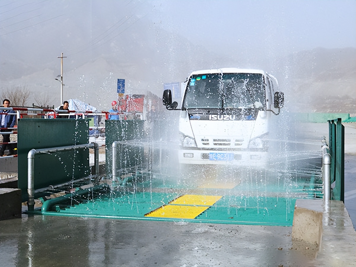 这个全自动大卡车洗车机分秒必争24小时不停车冲洗