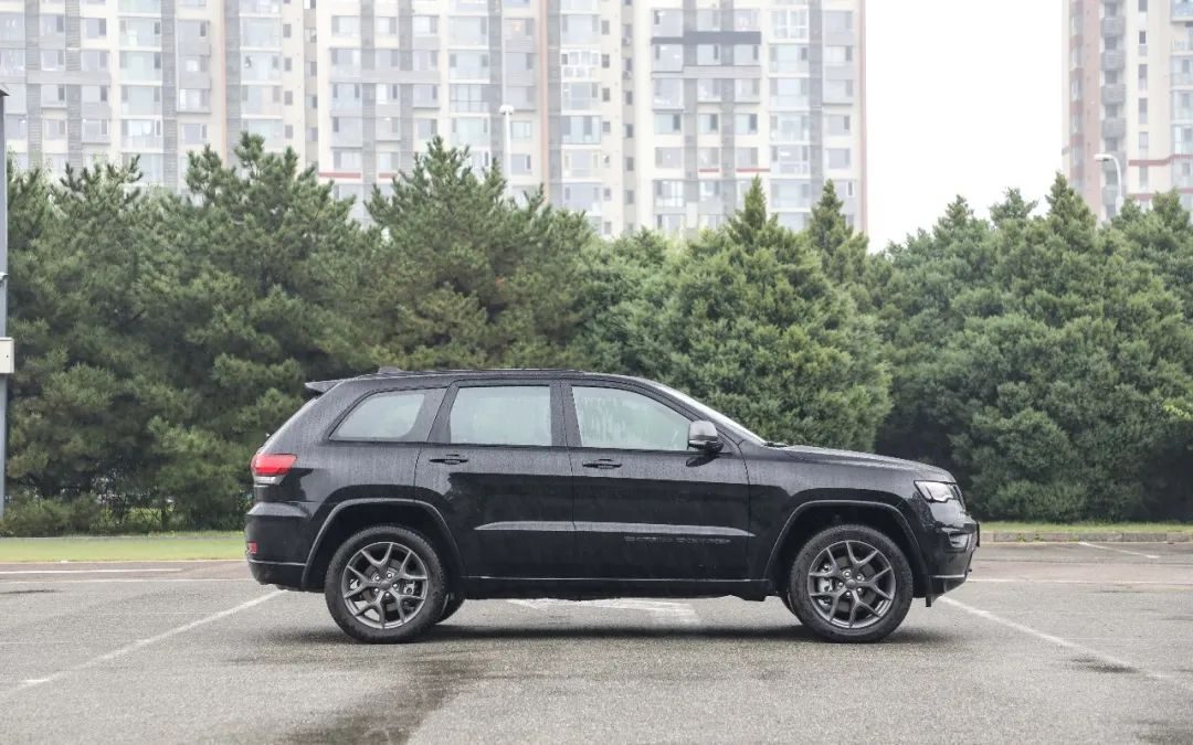 jeep大切诺基30lv68at全车黑化气质爆表