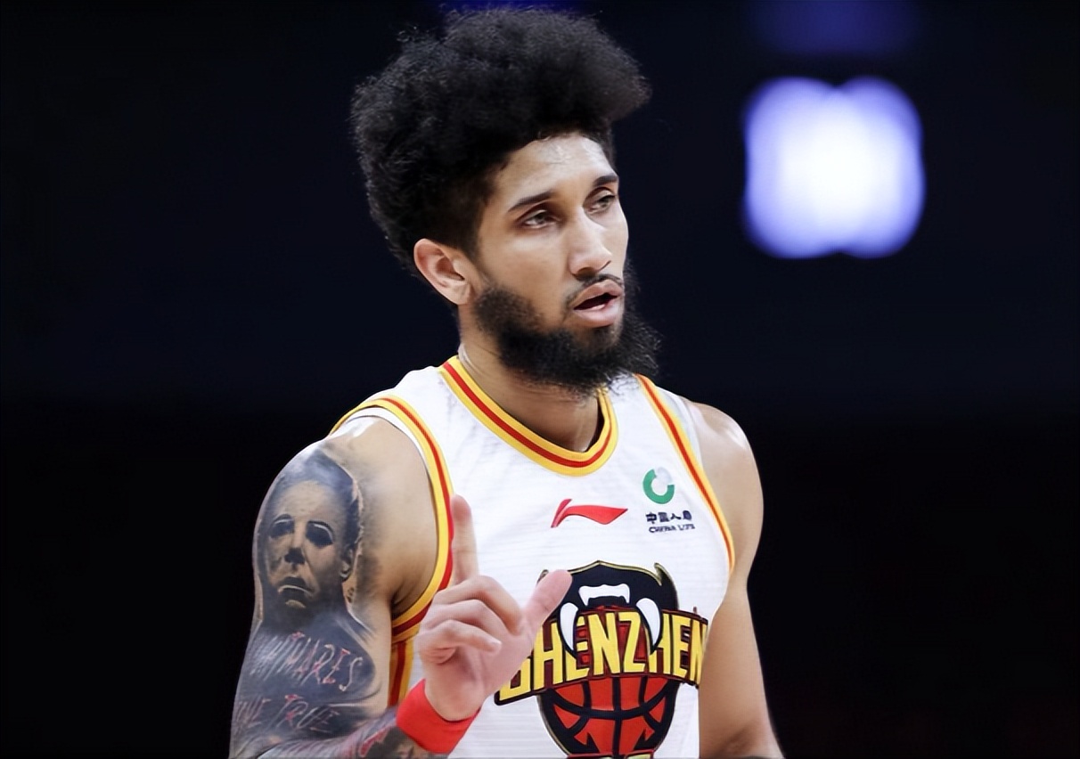 板凳席多人犯困打哈欠,深圳取胜一人当记首功_布克_比赛_哈德森