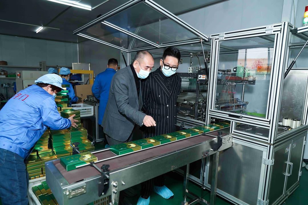 卿雅堂董事长李鹏飞视察工厂臣字门山东中医药研究有限公司