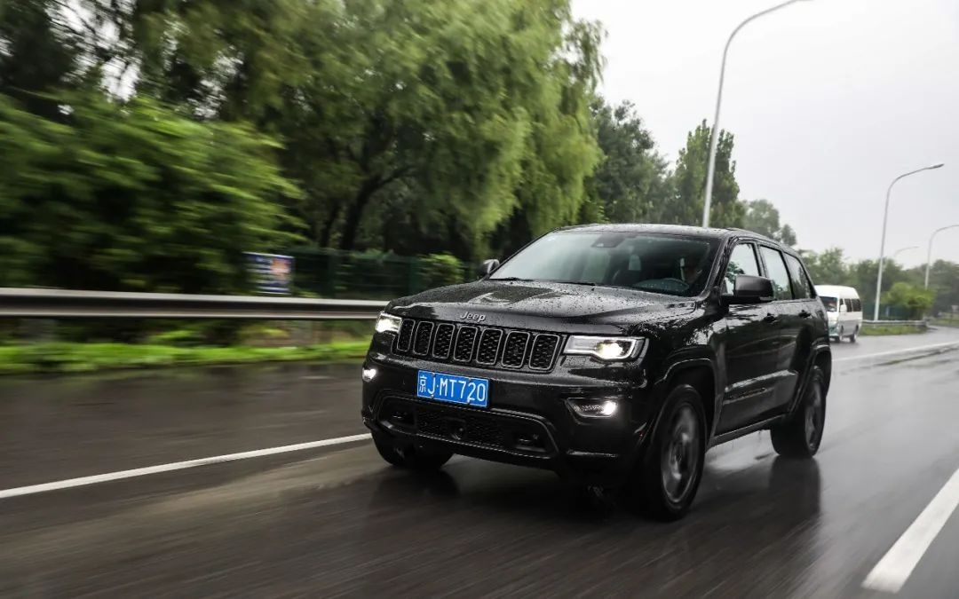 jeep大切诺基30lv68at全车黑化气质爆表