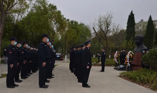 清明節前夕固始縣公安局組織民警祭奠革命英烈管鑫同志