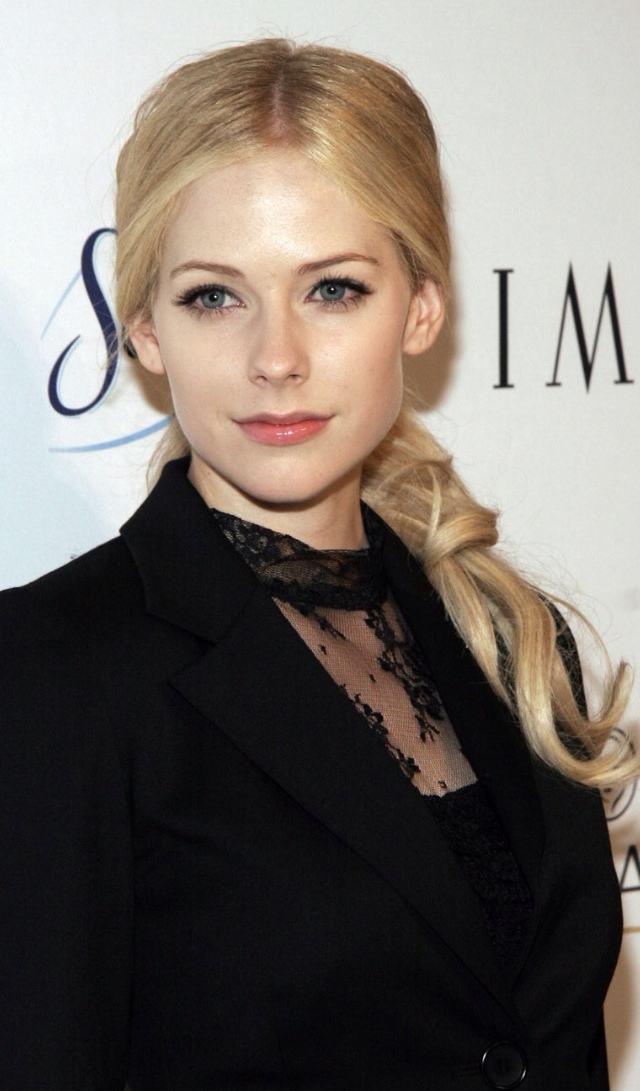 因为个子矮减得分,艾薇儿全靠鼻子和才华补回来了_五官_美貌_颜究