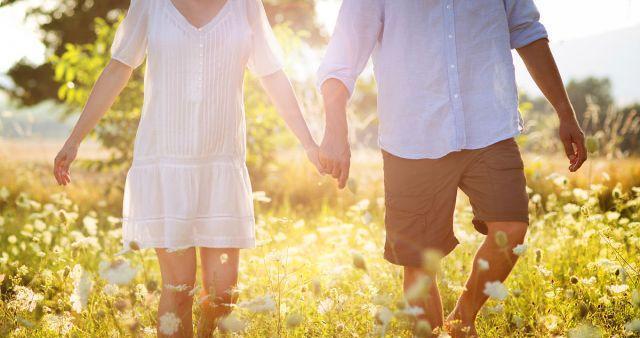 1夫妻两个人能走到一起不容易，来之不易的缘分要珍惜，毕竟这一辈子遇到