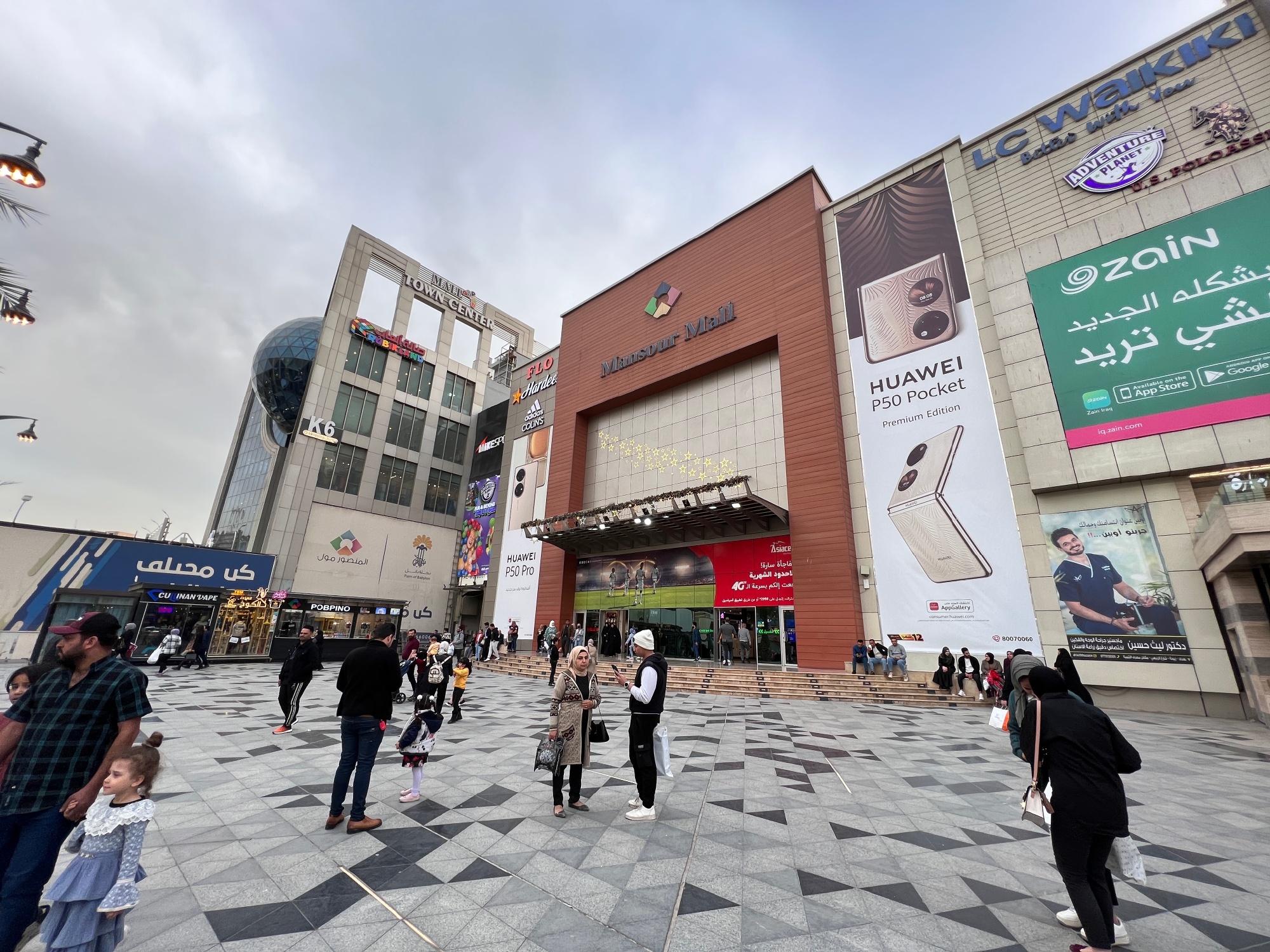 例如,华为手机的广告也摆上了巴格达的al mansour mall购物中心大墙上