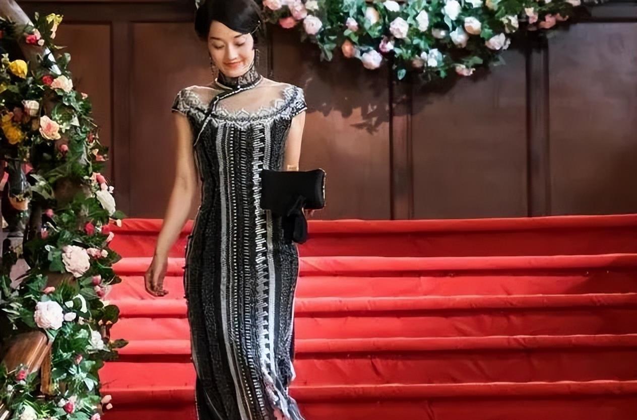 完美曲线,蛇精步伐,别人穿旗袍只是美,她们直接移不开眼_陈数_倪妮