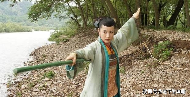 打狗棒是丐帮帮主的信物,通体碧绿又名绿玉杖.